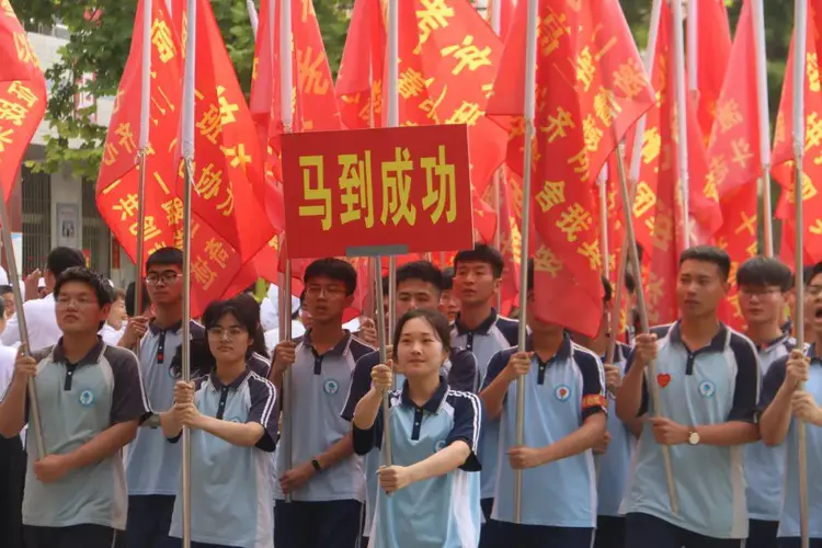 豪门球队在锦标赛中乘风破浪，表现非凡的简单介绍